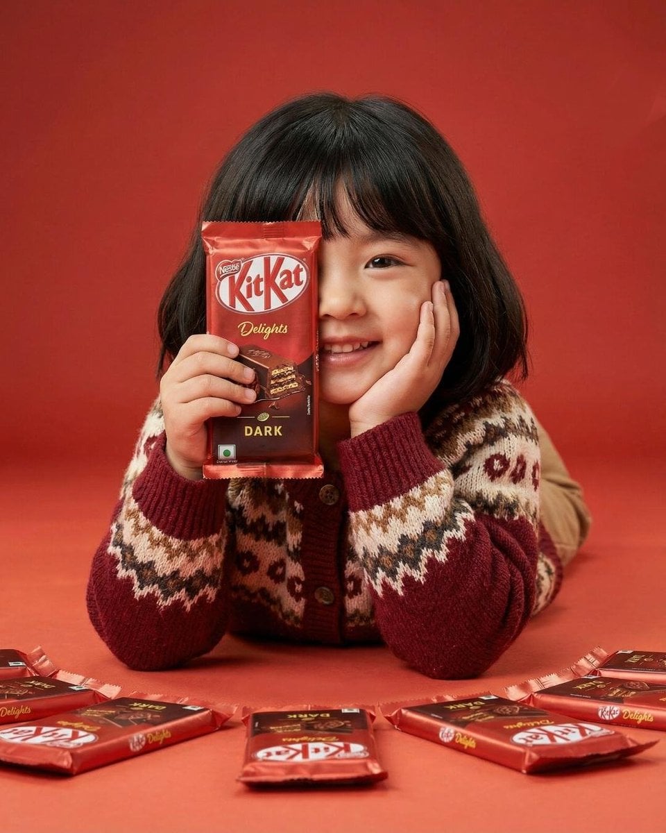 KitKat黑巧克力广告摄影：可爱女孩与红色毛衣的视觉盛宴