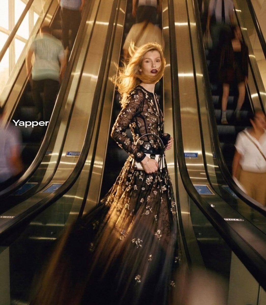 超现实电影时尚：金发女子在自动扶梯间的Vogue风格瞬间
