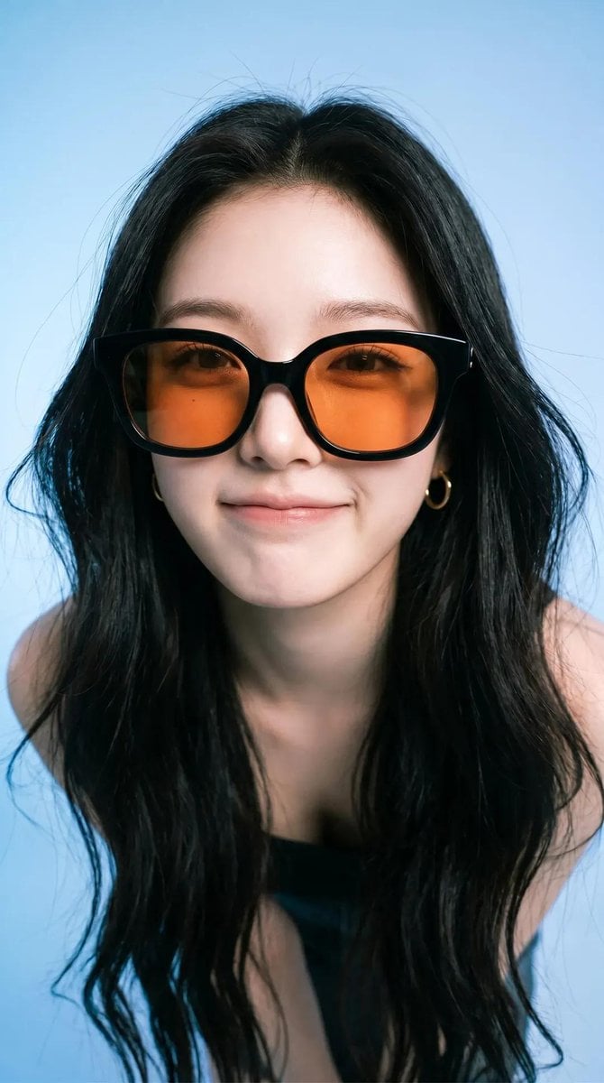 Photorealistic editorial portrait of a smiling woman usin... 变体图第2张 - 绘词工坊
