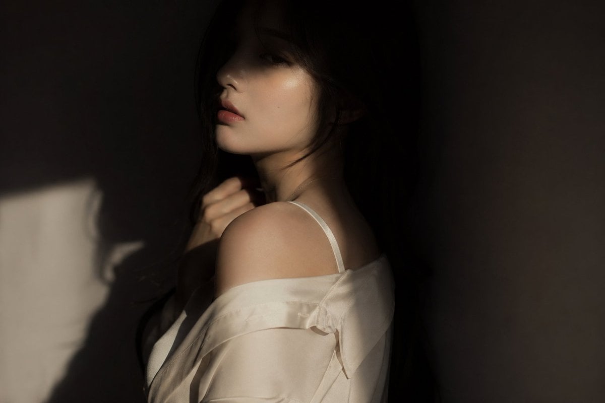韩国女偶像社论肖像：光影下的神秘感性写真