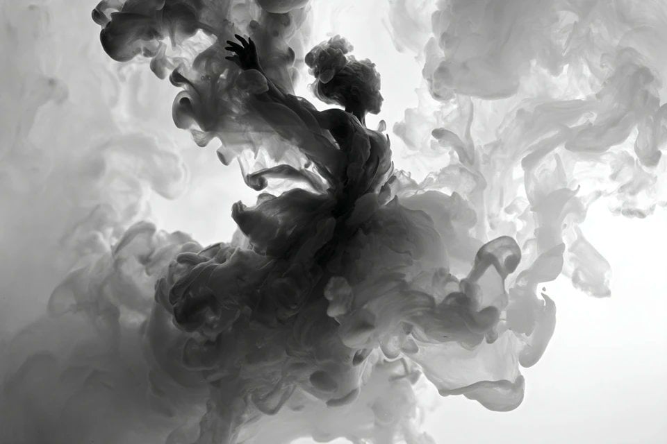 A [subject] emerges from swirling liquid plumes suspended... 变体图第4张 - 绘词工坊