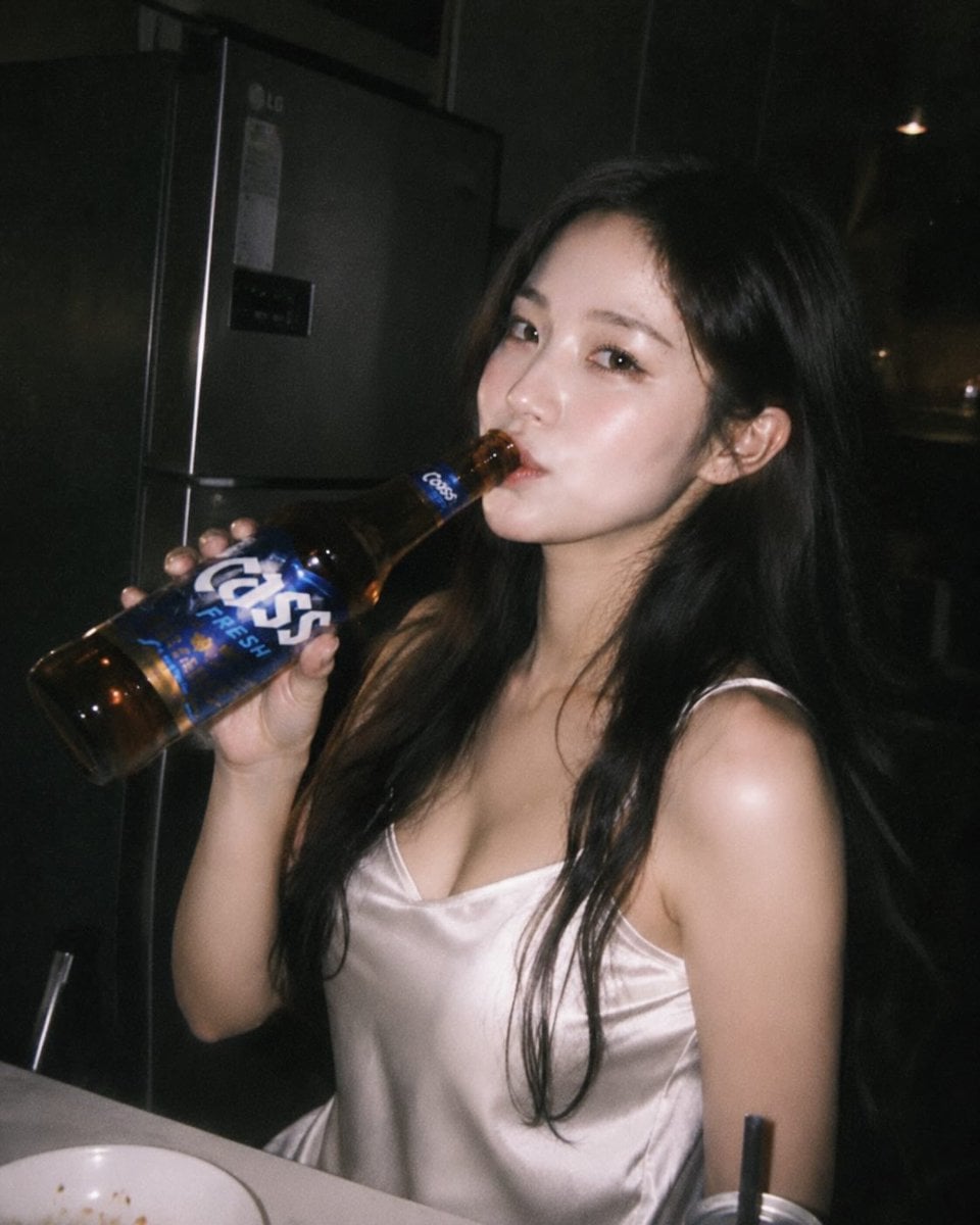 超现实夜间摄影：东亚美女厨房手持啤酒的韩式生活照