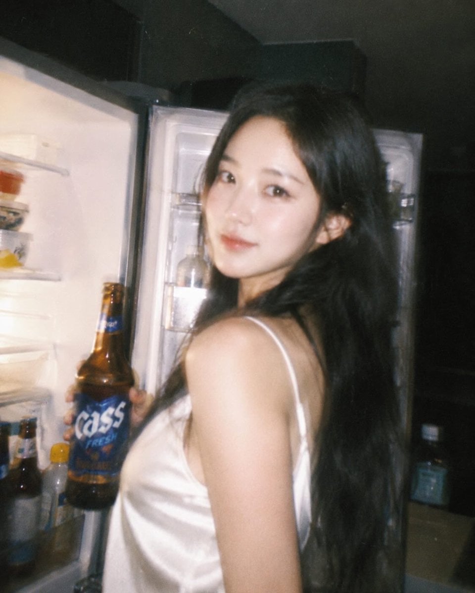 Ultra-realistic candid night photography of a beautiful E... 变体图第2张 - 绘词工坊