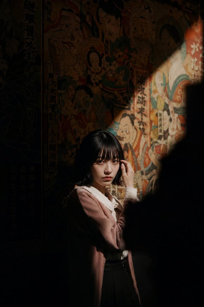 电影级复古肖像：女子在黑暗展览室中的神秘优雅艺术照