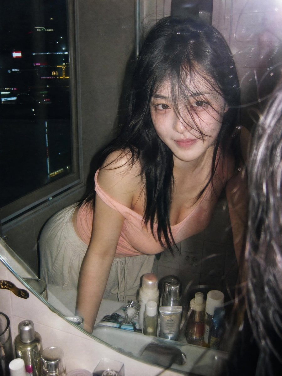Ultra-realistic candid film photography portrait of a you... 变体图第2张 - 绘词工坊