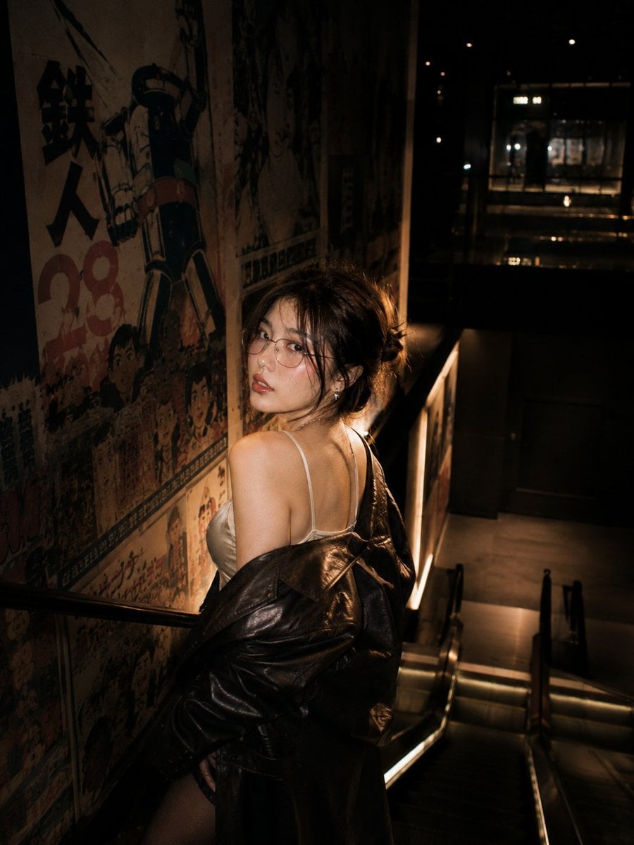 Cinematic nighttime portrait of a stylish young Asian wom... 变体图第2张 - 绘词工坊