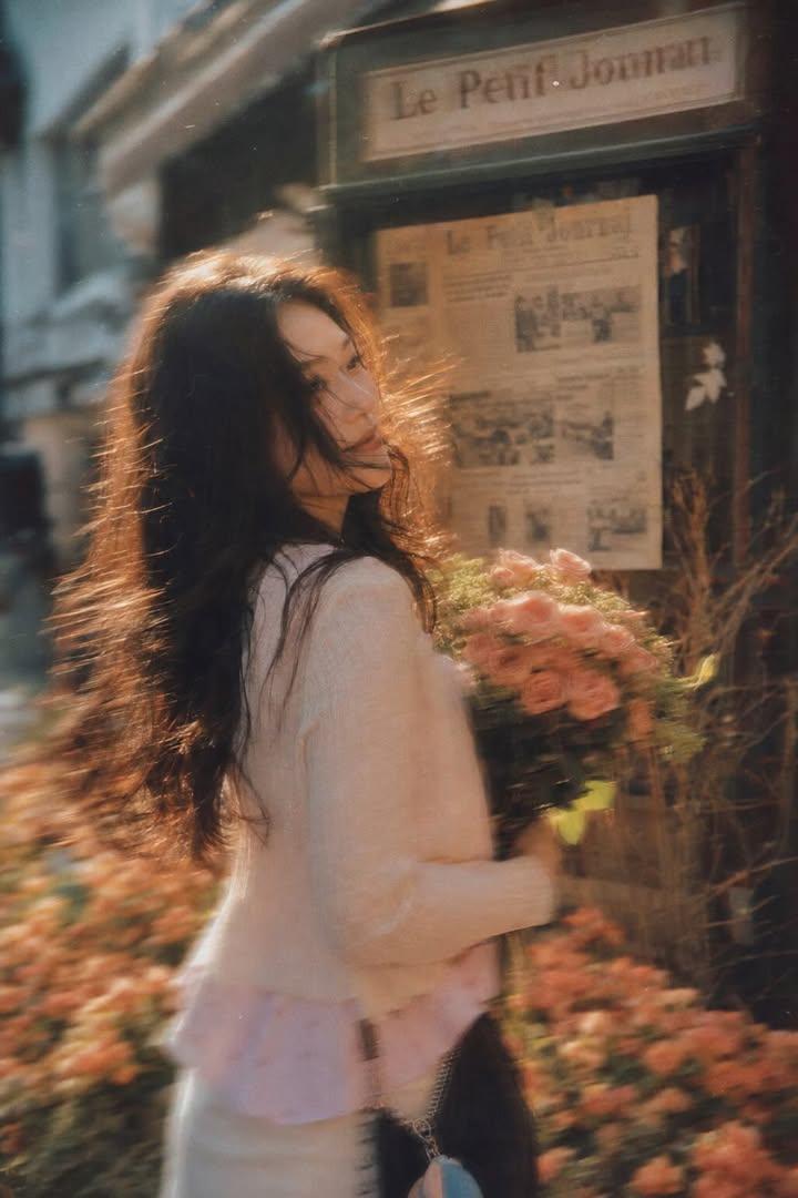 A beautiful young woman with long dark flowing hair holdi... 变体图第2张 - 绘词工坊