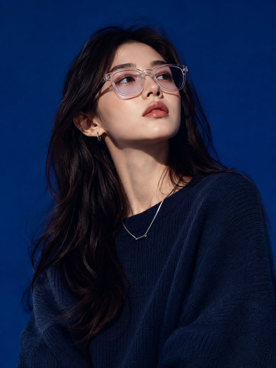 Ultra-realistic high-fashion studio portrait of a beautif... 变体图第2张 - 绘词工坊