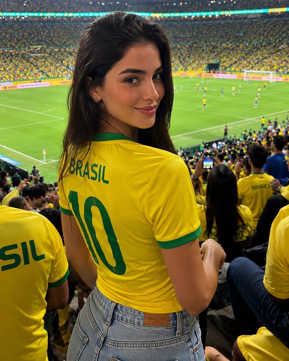 Brazil Fan Girl Stadium Selfie (Match Day) 变体图第2张 - 绘词工坊